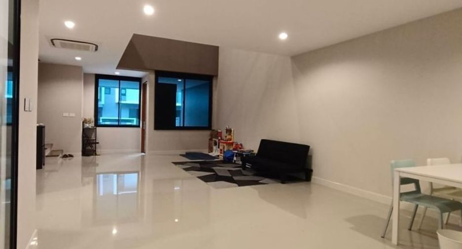 Casa adosada en alquiler de 3 habitaciones en Saphan Sung, Bangkok