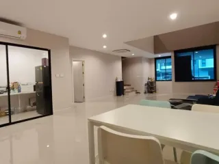 Casa adosada en alquiler de 3 habitaciones en Saphan Sung, Bangkok