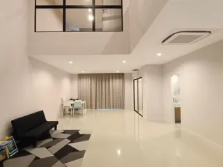 Casa adosada en alquiler de 3 habitaciones en Saphan Sung, Bangkok