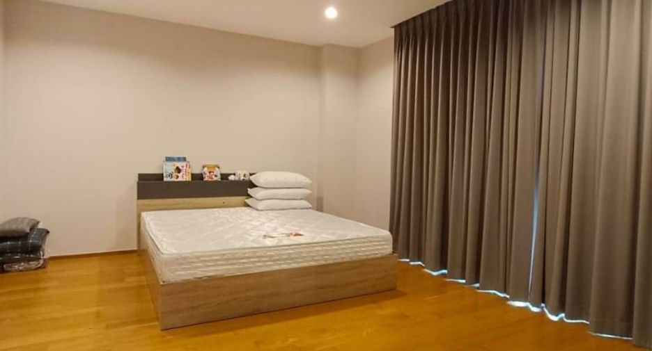 Casa adosada en alquiler de 3 habitaciones en Saphan Sung, Bangkok