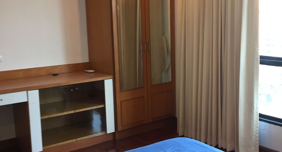 For rent 3 bedrooms condo in Pathum Wan, Bangkok