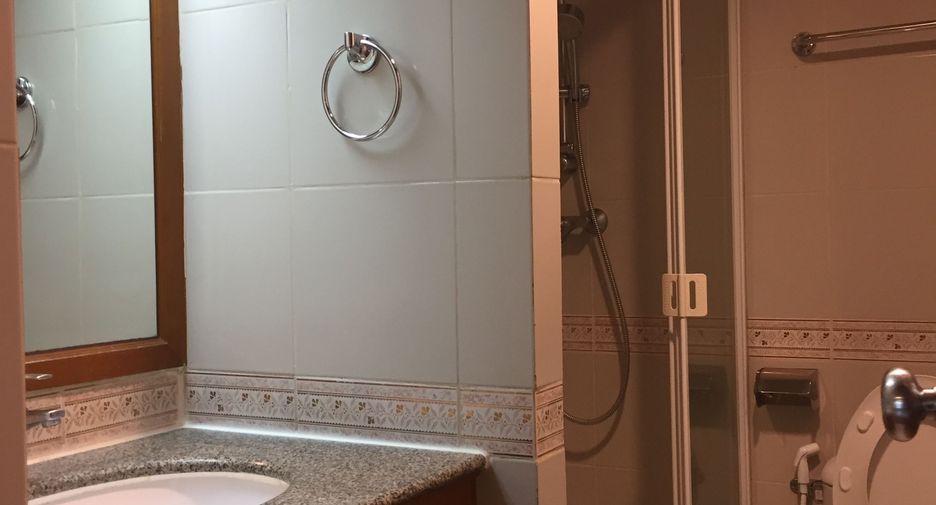 For rent 3 bedrooms condo in Pathum Wan, Bangkok