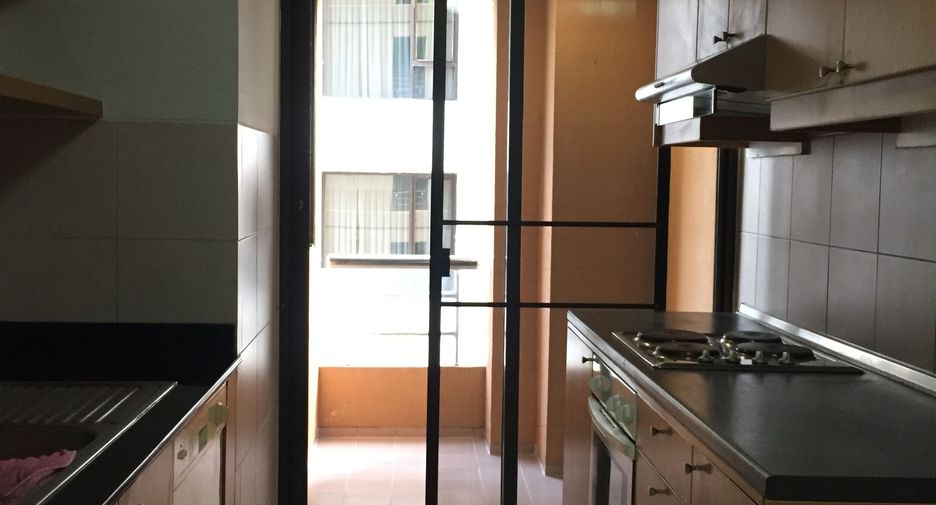 For rent 3 bedrooms condo in Pathum Wan, Bangkok