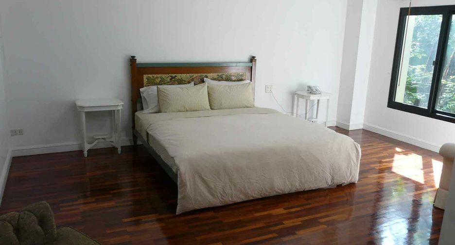 For rent 3 bedrooms condo in Sathon, Bangkok