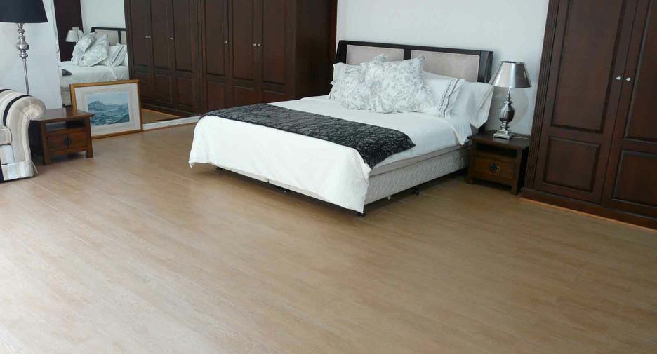 For rent 3 bedrooms condo in Sathon, Bangkok