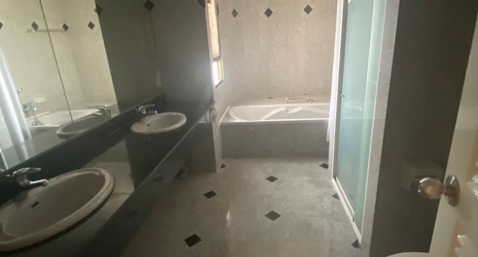Apartamento en alquiler de 4 habitaciones en Watthana, Bangkok