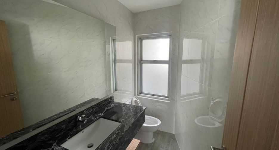 For rent 4 bedrooms apartment in Khlong Toei, Bangkok