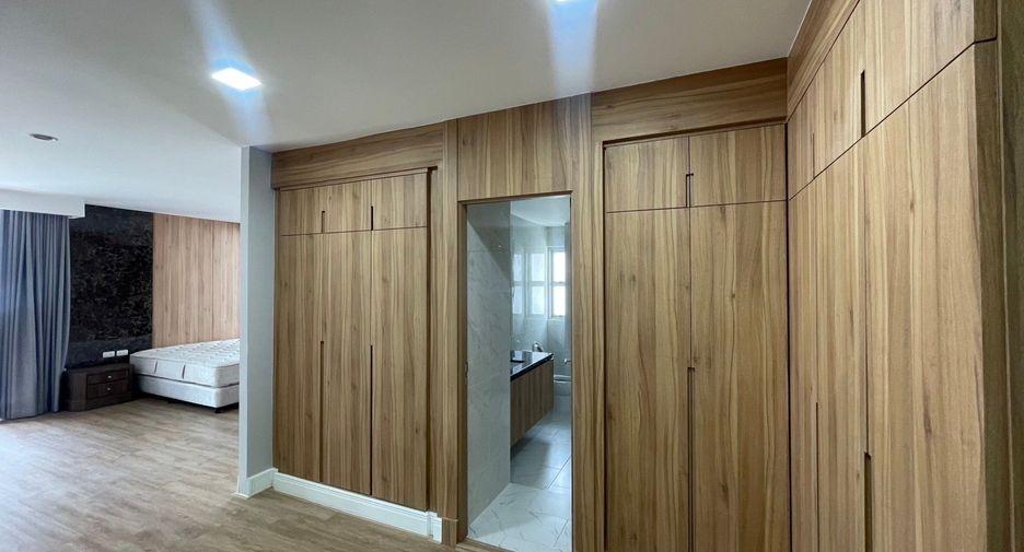 For rent 4 bedrooms apartment in Khlong Toei, Bangkok