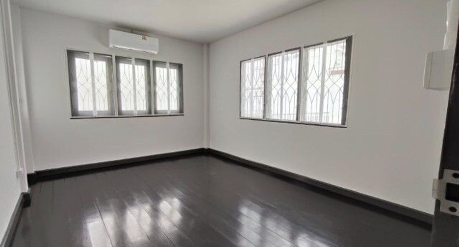 For rent 3 bedrooms house in Lat Phrao, Bangkok