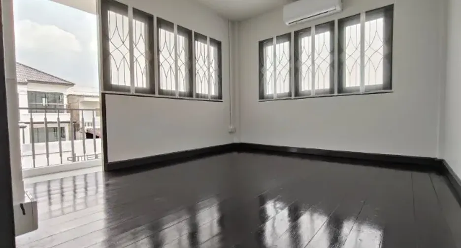 À louer 3 chambres maison à Lat Phrao, Bangkok