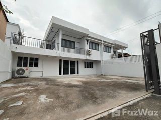 Casa en alquiler de 3 habitaciones en Lat Phrao, Bangkok