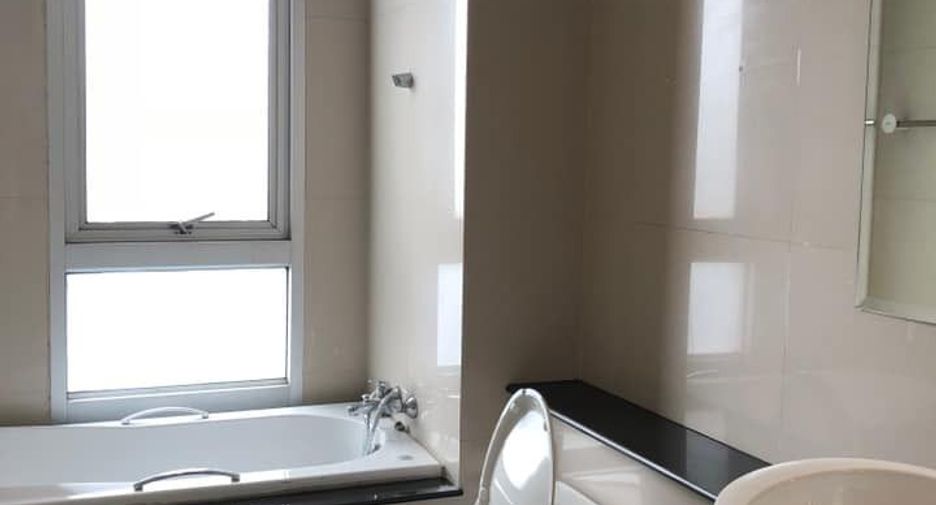 For rent 3 bedrooms condo in Khlong Toei, Bangkok