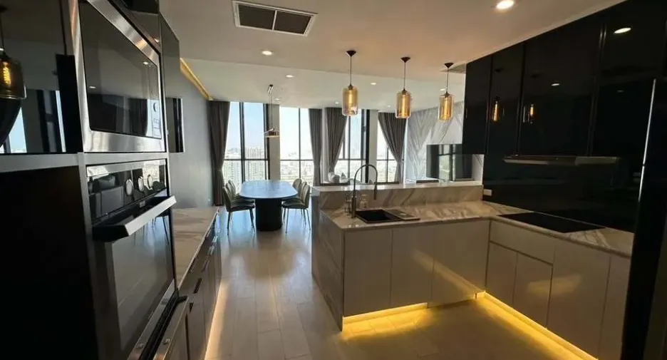 For rent 2 bedrooms condo in Pathum Wan, Bangkok