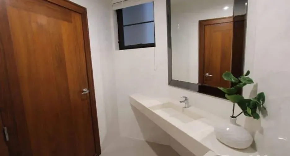 For rent 3 bedrooms condo in Khlong Toei, Bangkok