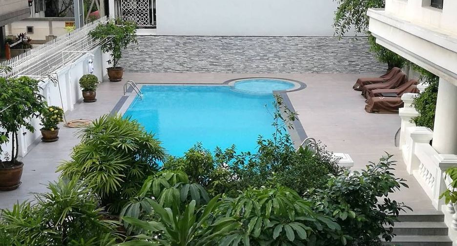 For rent 3 bedrooms condo in Pathum Wan, Bangkok