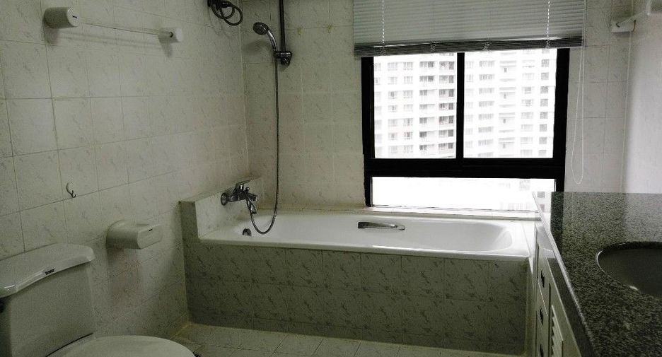 For rent 3 bedrooms condo in Pathum Wan, Bangkok