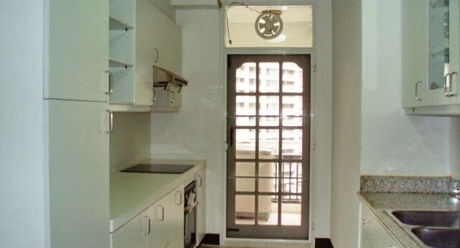 For rent 3 bedrooms condo in Pathum Wan, Bangkok