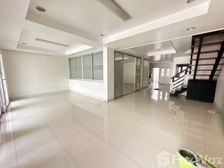 Reihenhaus zur Miete mit 4 Zimmer in Huai Khwang, Bangkok