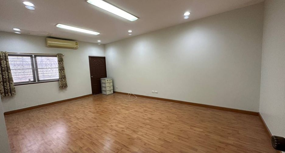 出租 4 卧室 联排别墅 在 Huai Khwang, 曼谷
