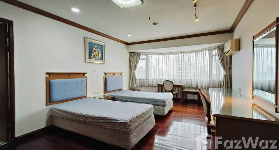 For rent 3 bedrooms condo in Khlong Toei, Bangkok
