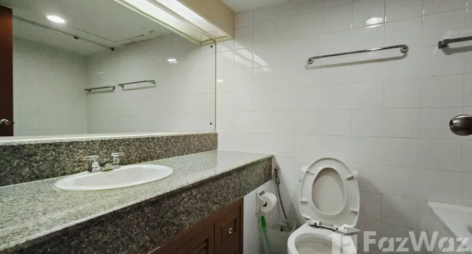 For rent 3 bedrooms condo in Khlong Toei, Bangkok