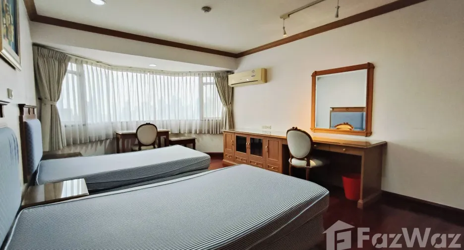 For rent 3 bedrooms condo in Khlong Toei, Bangkok
