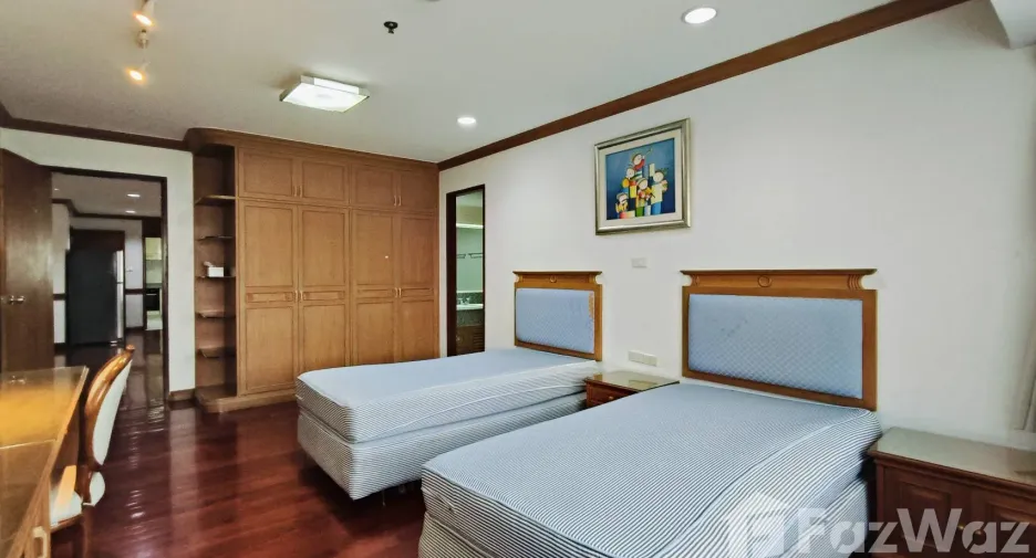 For rent 3 bedrooms condo in Khlong Toei, Bangkok