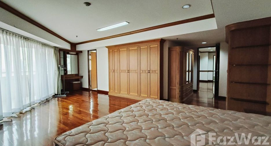 For rent 3 bedrooms condo in Khlong Toei, Bangkok