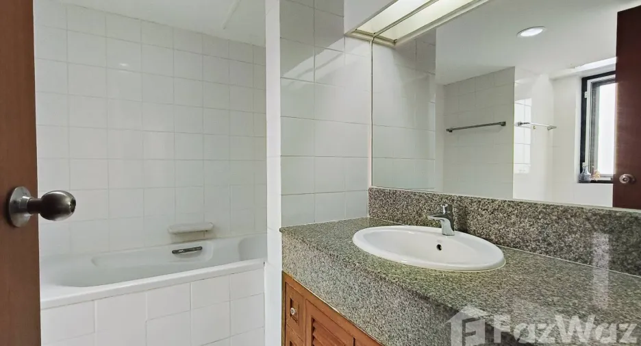 For rent 3 bedrooms condo in Khlong Toei, Bangkok