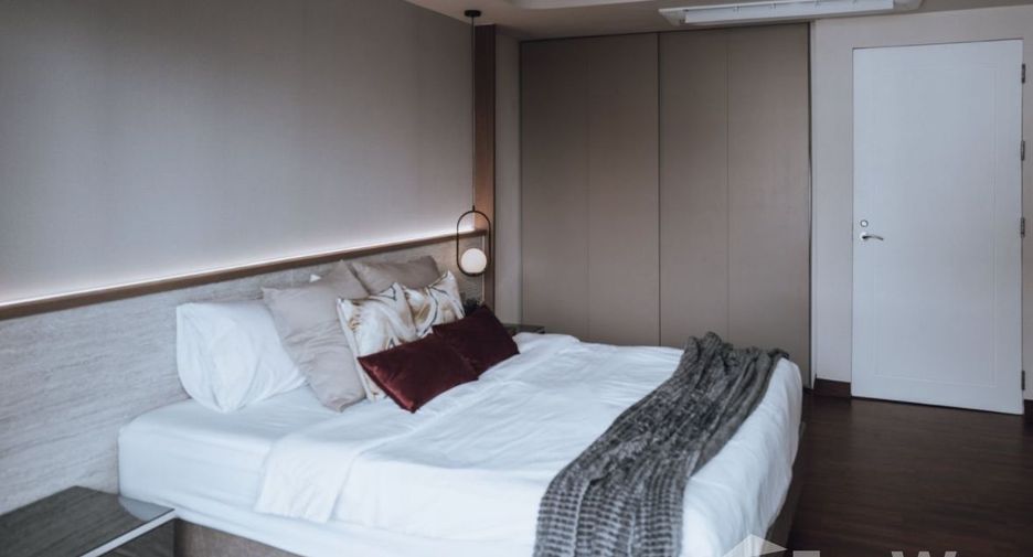 For rent 2 bedrooms condo in Yan Nawa, Bangkok