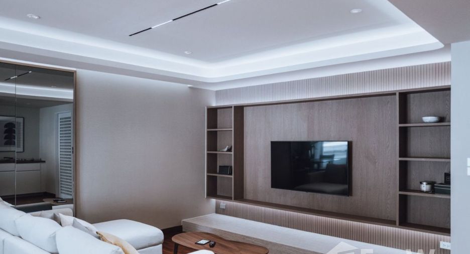 For rent 2 bedrooms condo in Yan Nawa, Bangkok