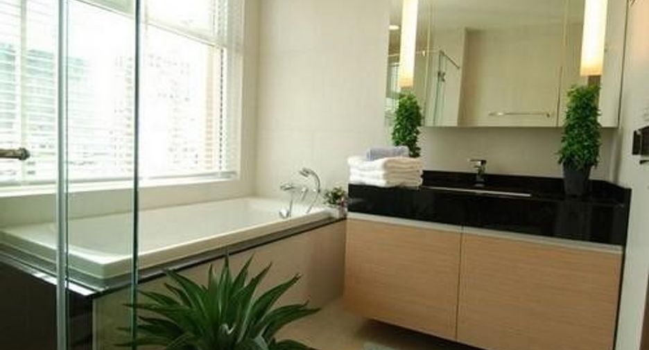For rent 2 bedrooms condo in Watthana, Bangkok