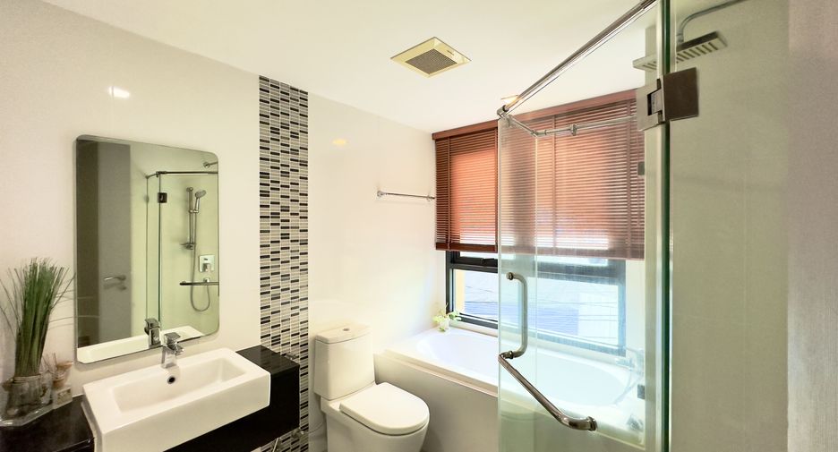 For rent 2 bedrooms condo in Khlong Toei, Bangkok