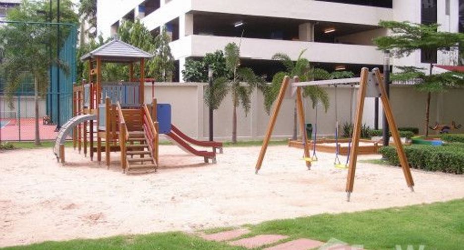 For rent 3 bedrooms condo in Khlong Toei, Bangkok
