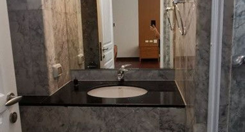 For rent 3 bedrooms condo in Khlong Toei, Bangkok