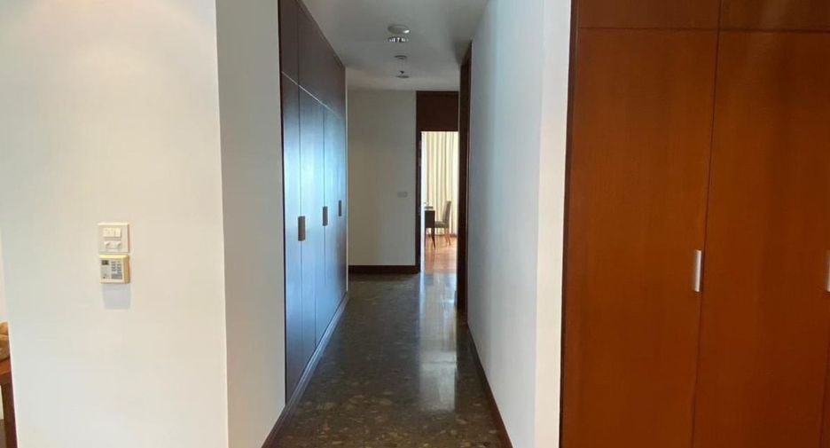 For rent 3 bedrooms condo in Pathum Wan, Bangkok