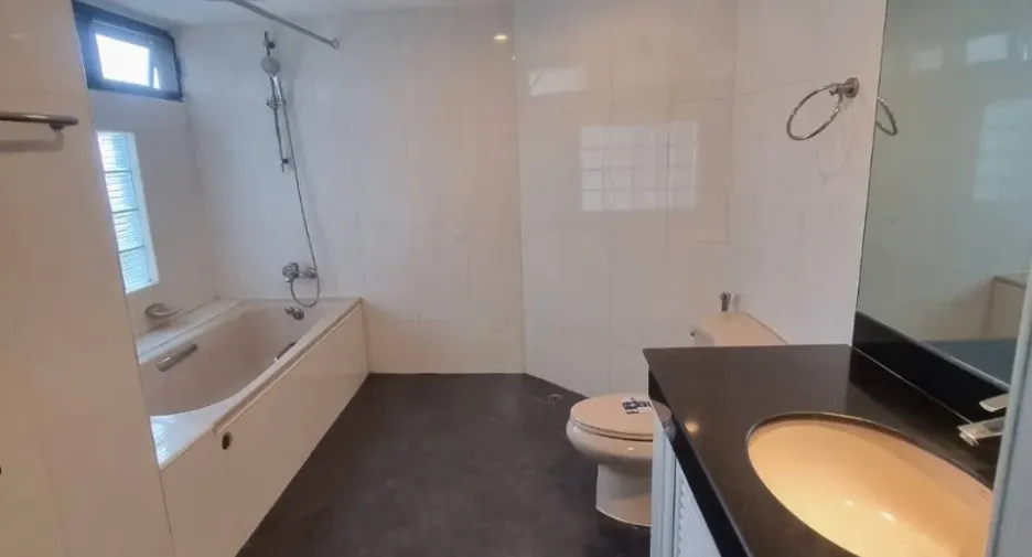 For rent 4 bedrooms apartment in Khlong Toei, Bangkok
