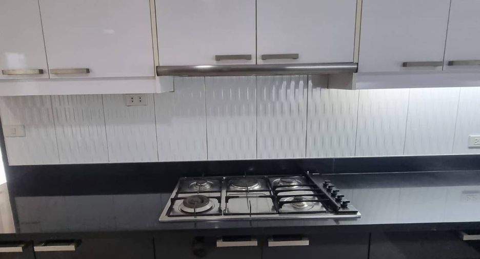 For rent 4 bedrooms apartment in Khlong Toei, Bangkok