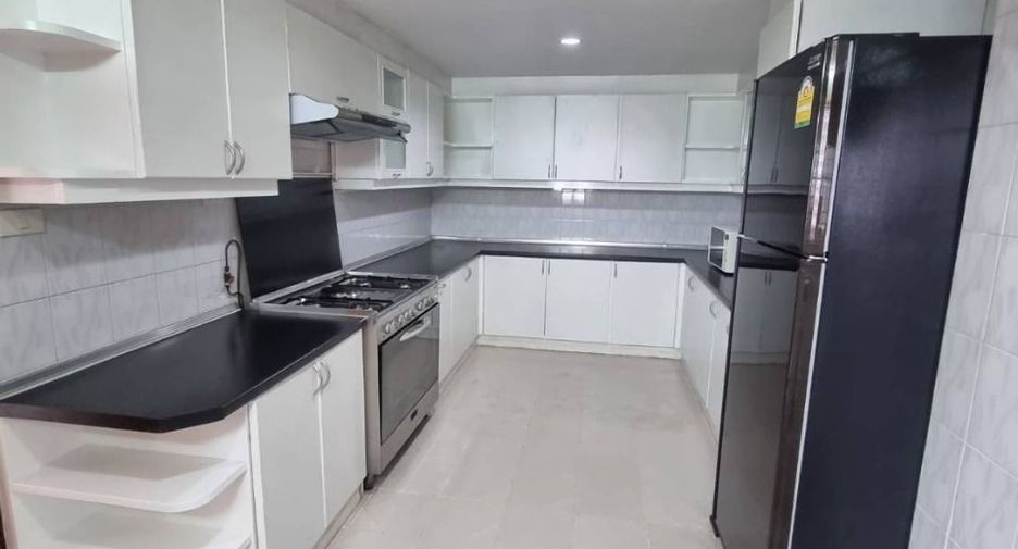 For rent 4 bedrooms apartment in Khlong Toei, Bangkok