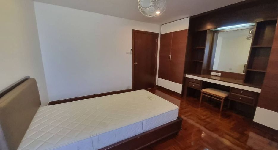 For rent 4 bedrooms apartment in Khlong Toei, Bangkok