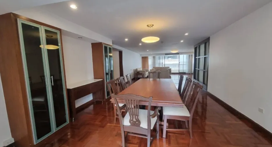 For rent 4 bedrooms apartment in Khlong Toei, Bangkok