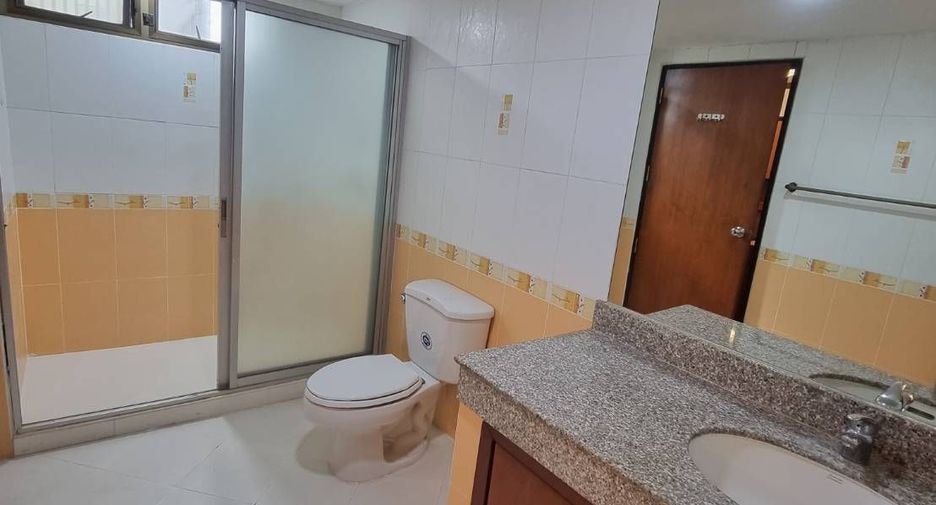 For rent 4 bedrooms apartment in Khlong Toei, Bangkok