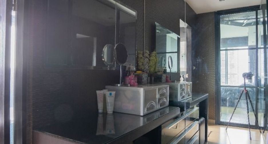 For rent 2 bedrooms condo in Khlong San, Bangkok