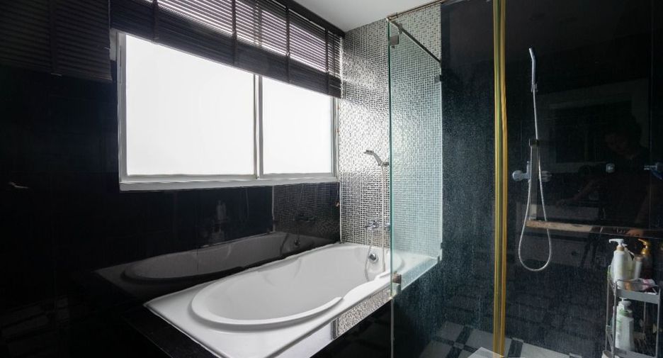 For rent 2 bedrooms condo in Khlong San, Bangkok