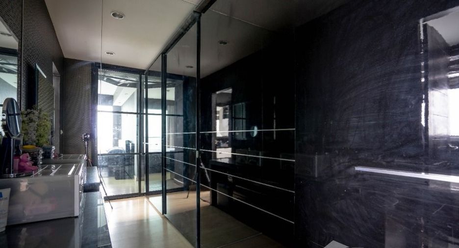 For rent 2 bedrooms condo in Khlong San, Bangkok