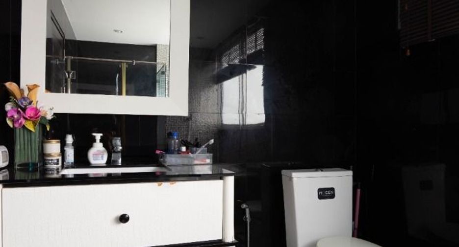 For rent 2 bedrooms condo in Khlong San, Bangkok
