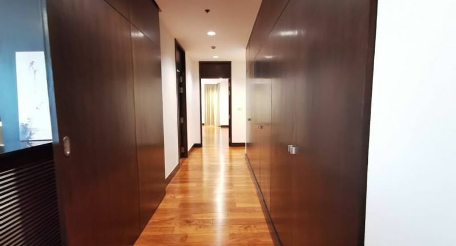 For rent 4 bedrooms apartment in Pathum Wan, Bangkok