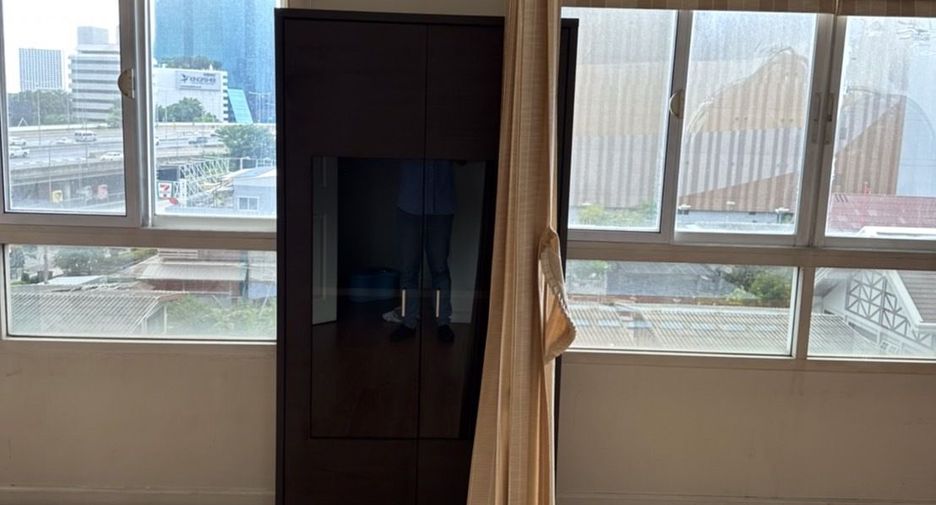 For rent 2 bedrooms condo in Yan Nawa, Bangkok
