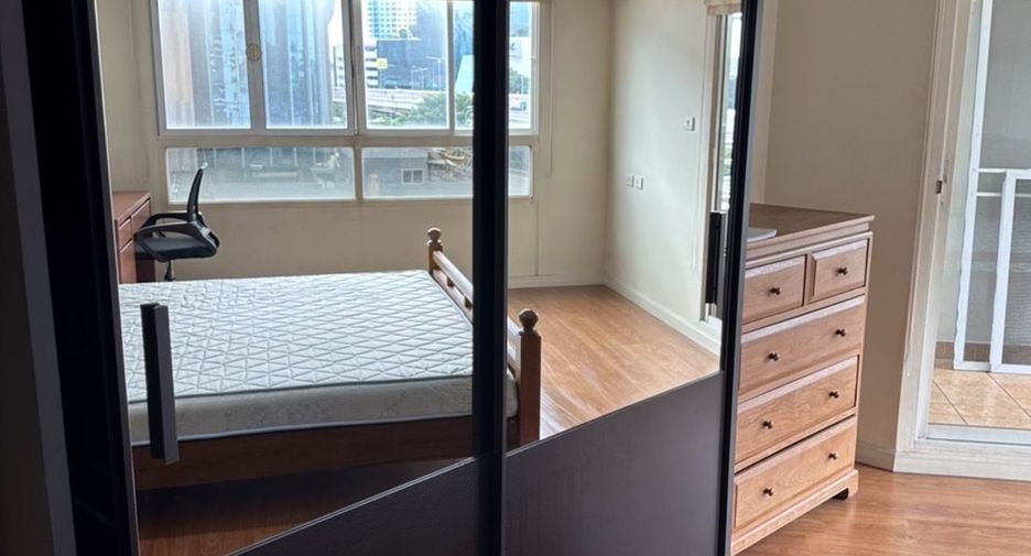 For rent 2 bedrooms condo in Yan Nawa, Bangkok