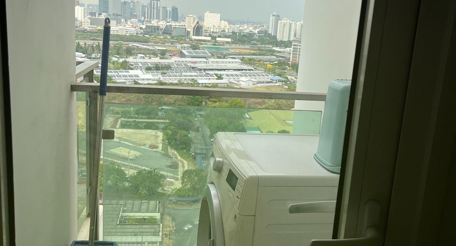 For rent 2 bedrooms condo in Huai Khwang, Bangkok